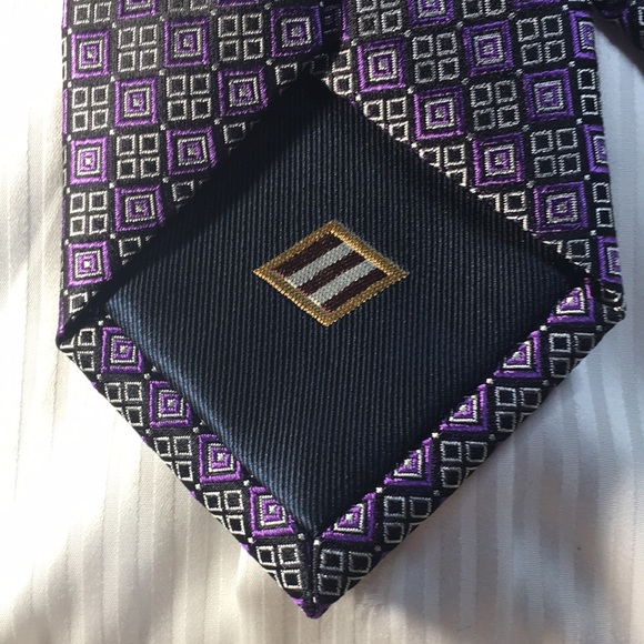 Joseph Abboud- purple square with small black squares pattern tie. 100% silk - Picture 5 of 12